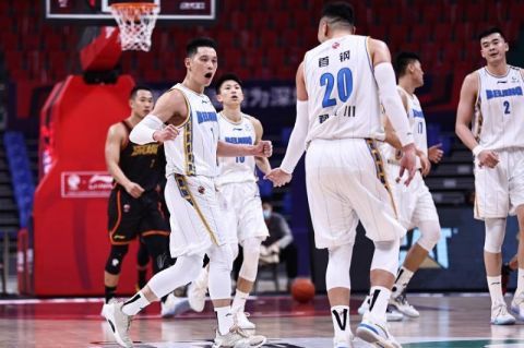 湖人迎来三连胜升至西区第四 距离第二仅差0.5个胜场NBA季中锦标赛半决赛，湖人以133-89狂胜鹈鹕，杀进决赛将对阵步行者。